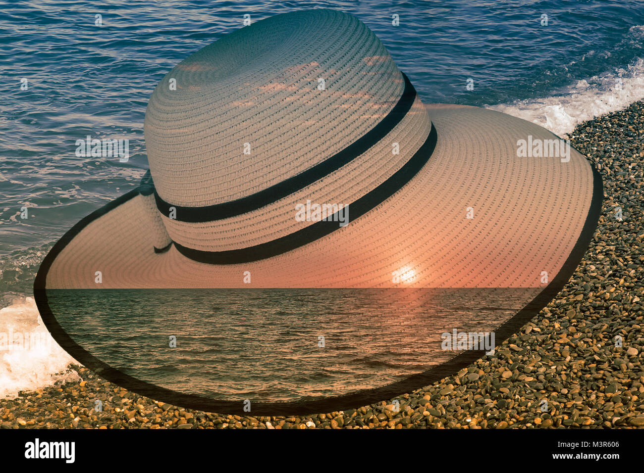 Auf dem Meer Frauen in den Strahlen der Abendsonne. Die doppelte Belichtung Wirkung. Stockfoto