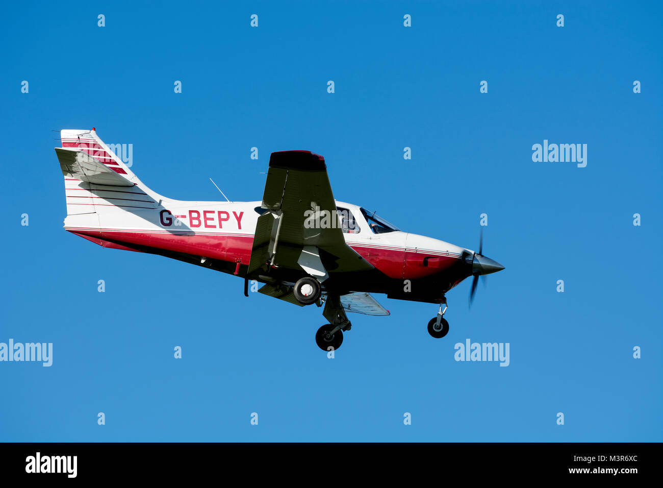 Rockwell Commander 112B nähern Wellesbourne Airfield, Warwickshire, Großbritannien (G-BEPY) Stockfoto