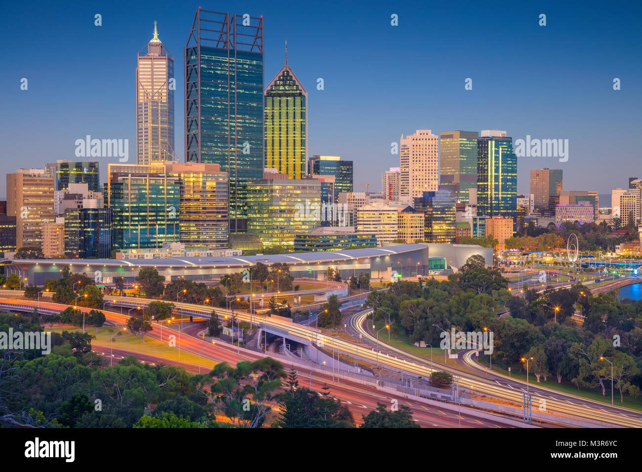 Perth. Stadtbild bild Skyline von Perth, Australien während des Sonnenuntergangs. Stockfoto