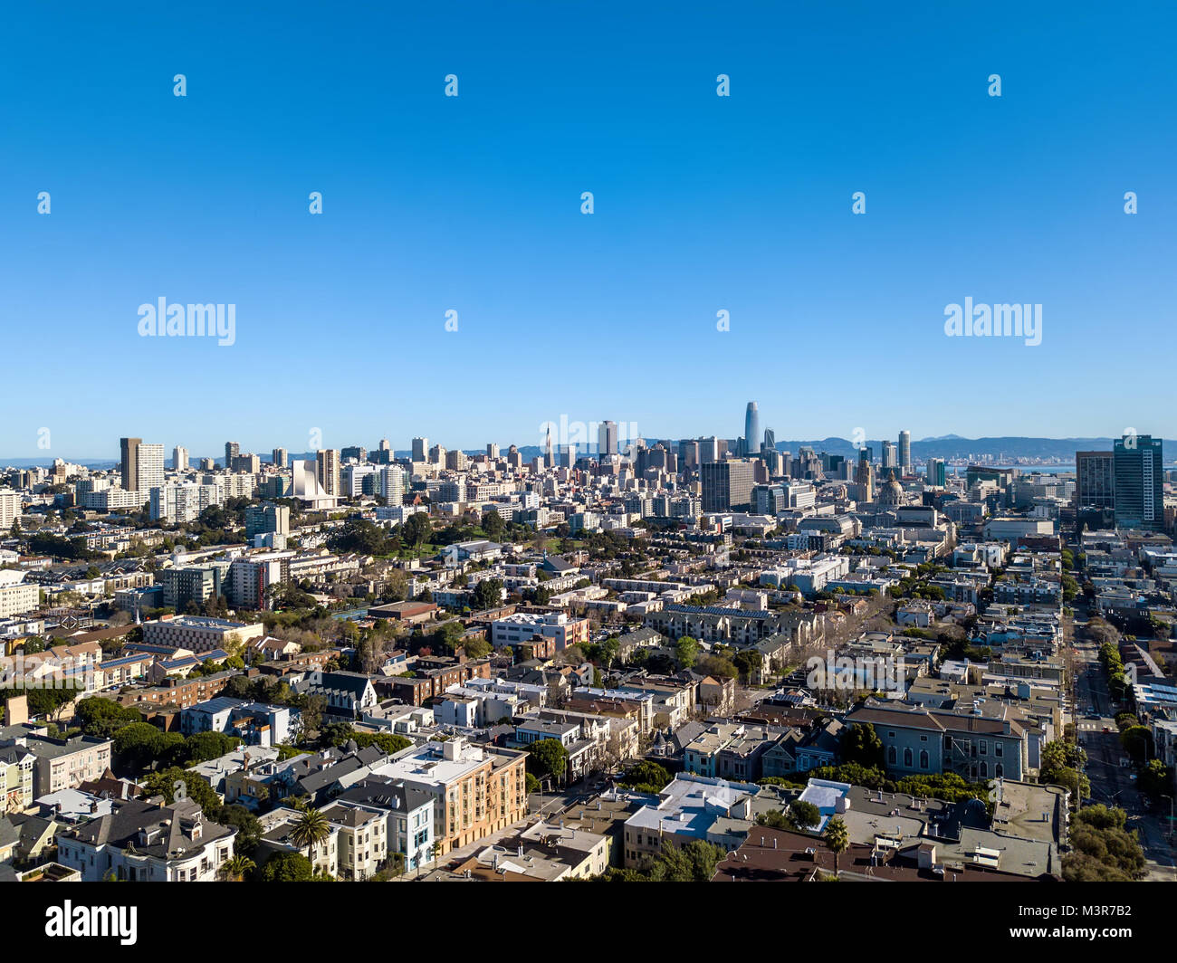 Spektakuläre Stadtbild von San Francisco auf dem Hintergrund des blauen Himmels in Kalifornien, USA. Es ist sonnig. Panoramablick auf das Luftbild. Horizontale. Stockfoto