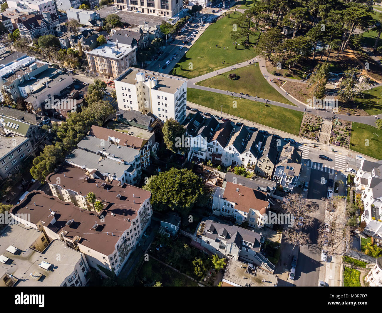 Unglaubliche Stadtbild mit einem grünen Park in San Francisco in Kalifornien, USA. Es ist sonnig. Luftaufnahme. Horizontale. Stockfoto