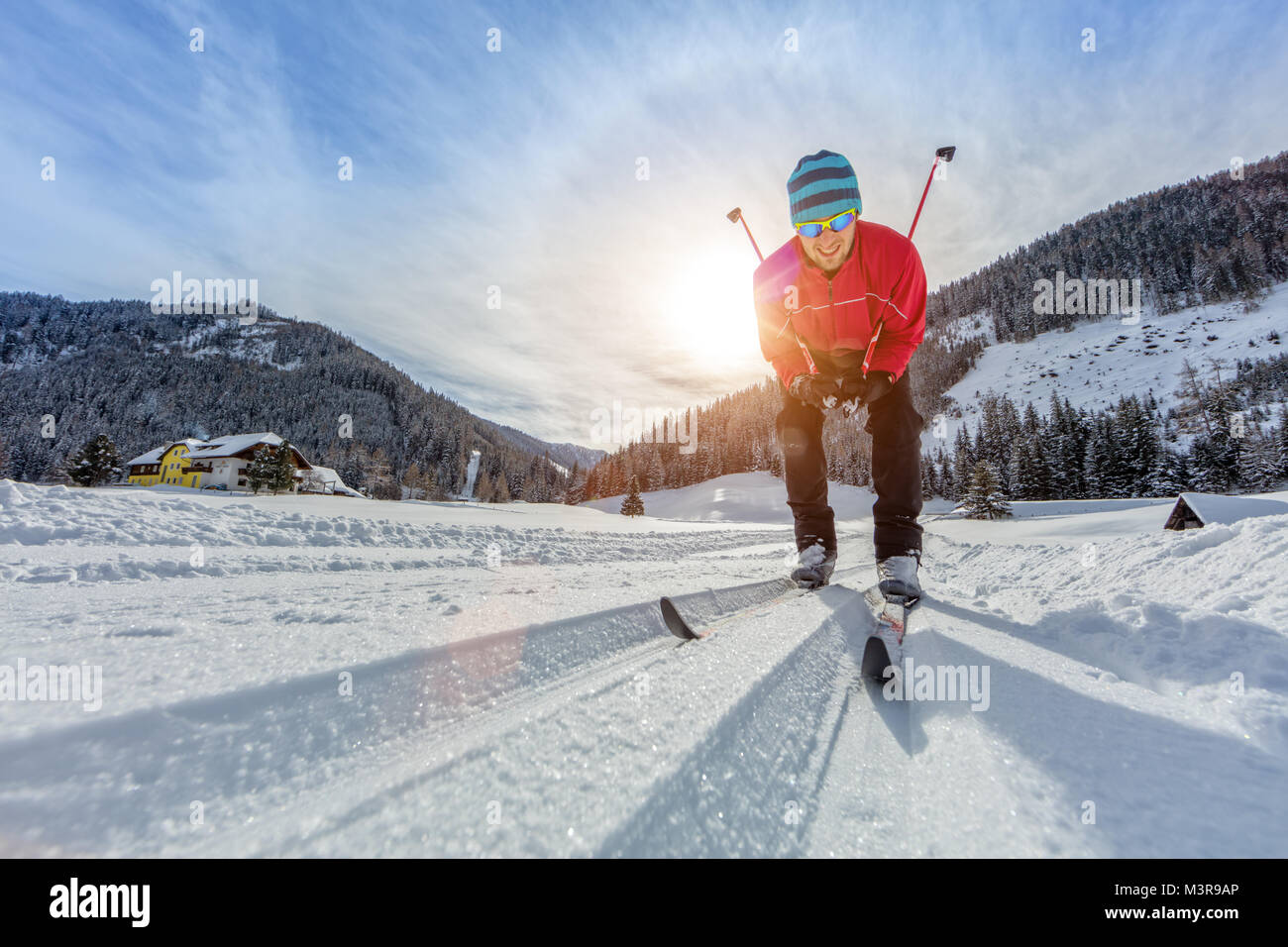 Langlaufen. Junger Mann tun, Bewegung im Freien. Winter Sport und gesunde Lebensweise. Stockfoto