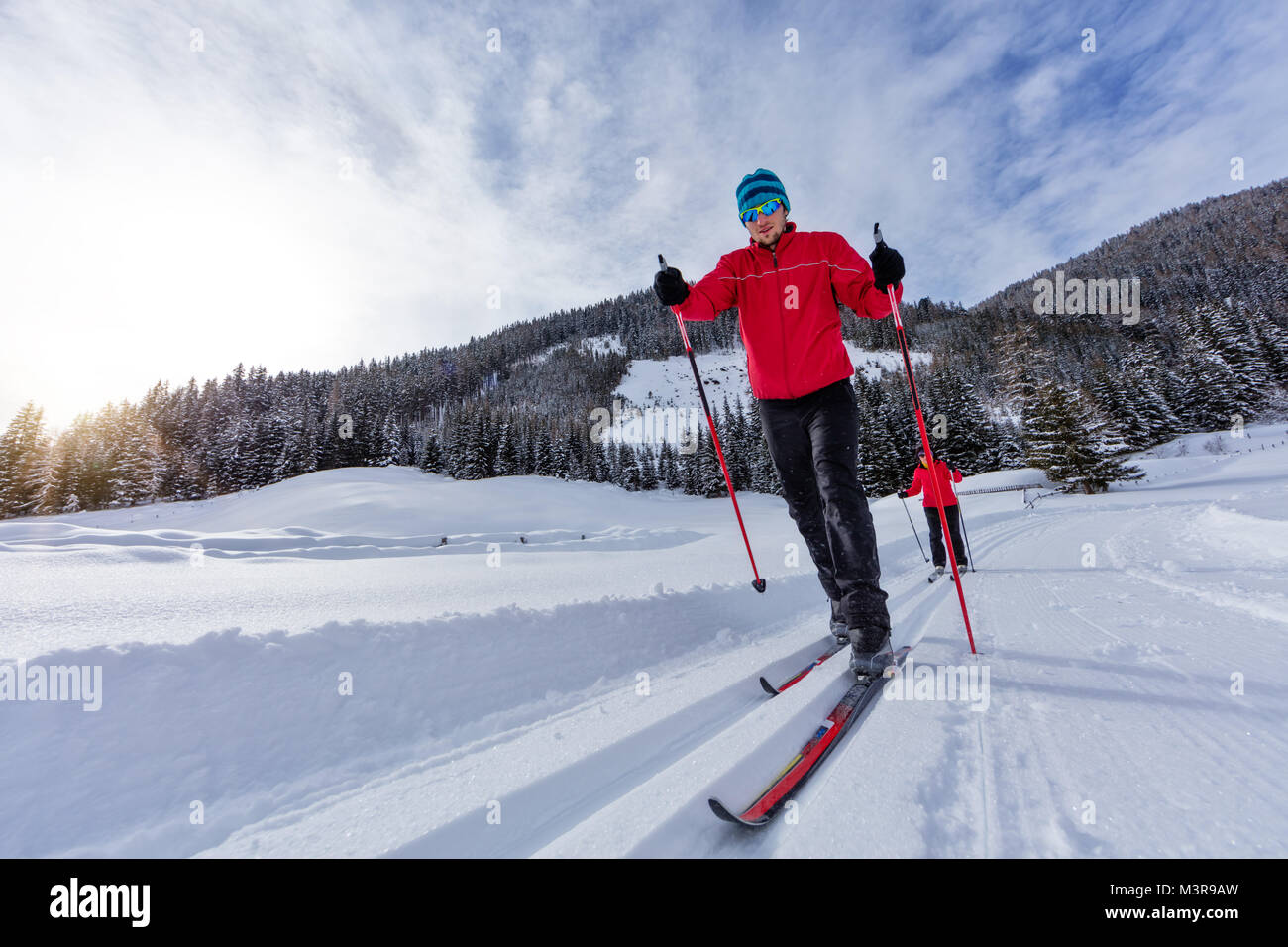 Langlaufen. Junger Mann und Frau tun, Bewegung im Freien. Winter Sport und gesunde Lebensweise. Stockfoto