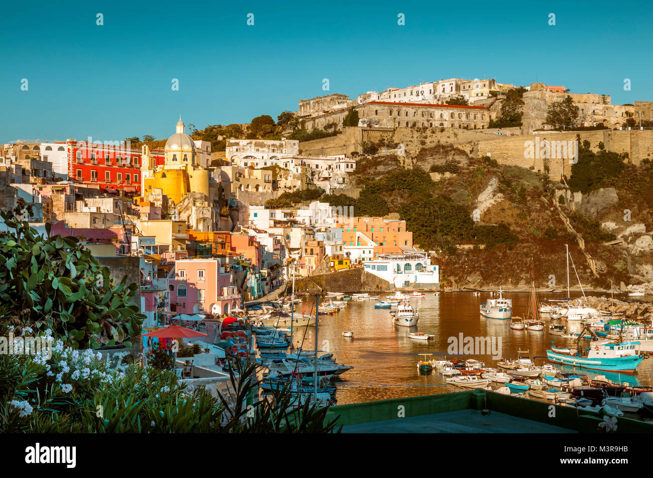 Das Fischerdorf Corricella auf der Insel Procida, Italien Stockfoto