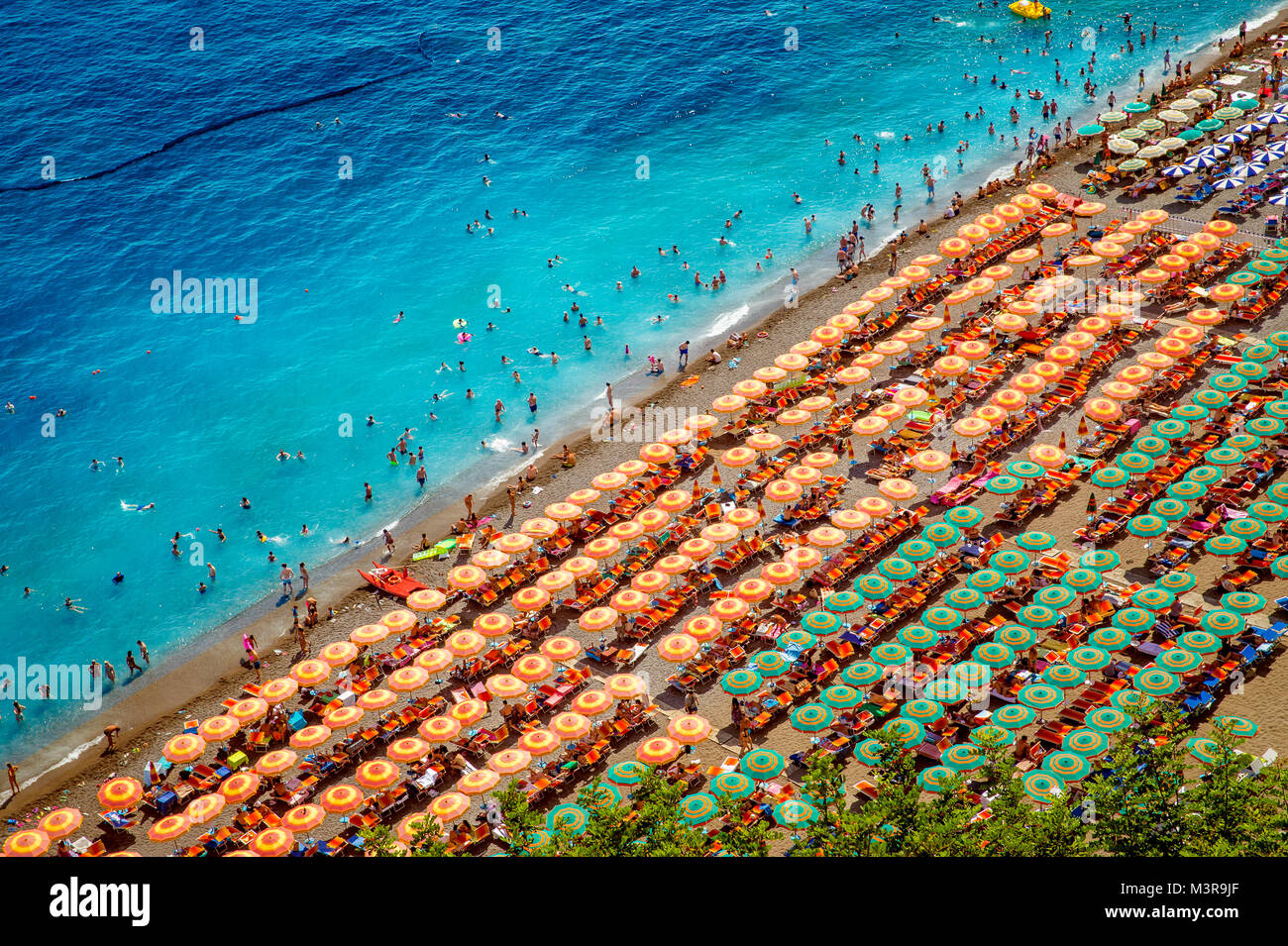 Luftaufnahmen von Touristen spielen und nehmen an einem Sandstrand in Positano, Italien Sonnen Stockfoto