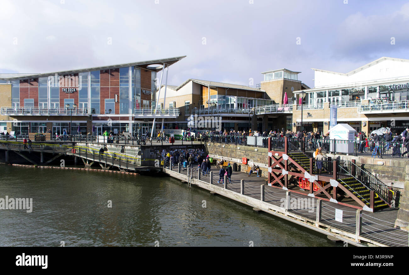 Eine allgemeine Ansicht der Mermaid Quay in Cardiff Bay an einem warmen sonnigen Tag mit blauen Himmel in Cardiff, South Wales, UK. Stockfoto