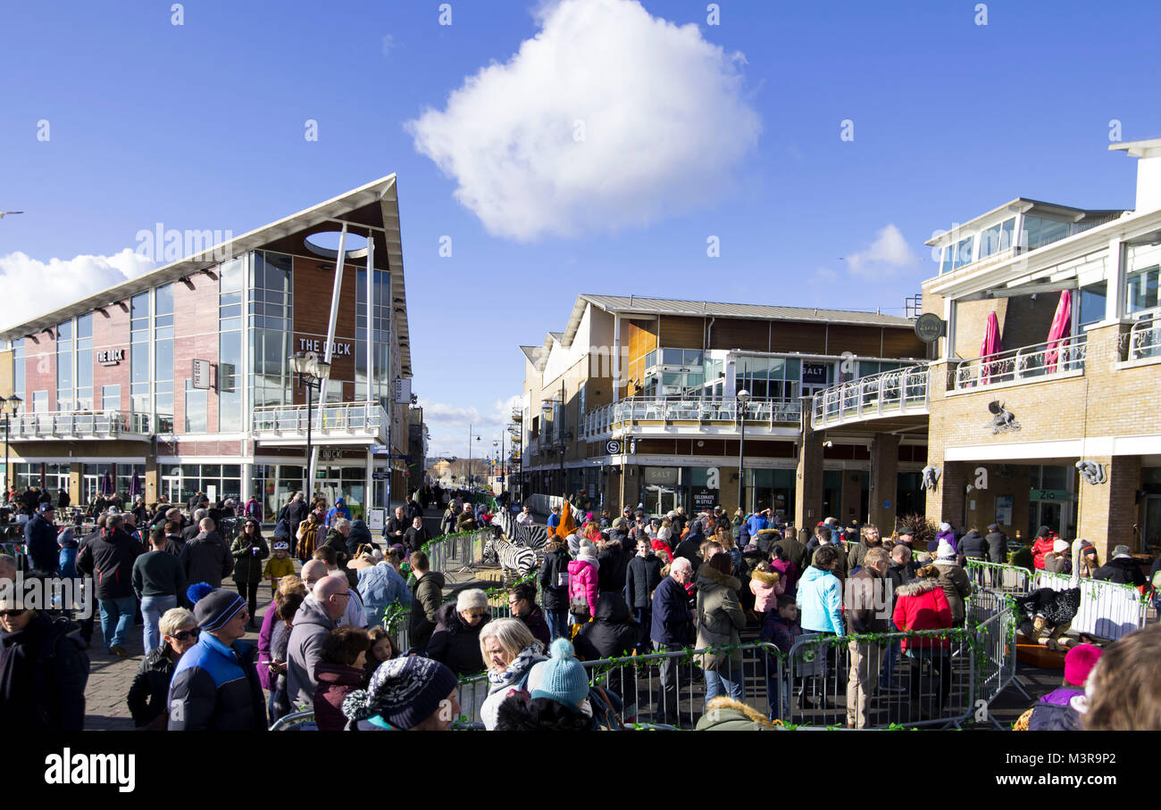 Eine allgemeine Ansicht der Mermaid Quay in Cardiff Bay an einem warmen sonnigen Tag mit blauen Himmel in Cardiff, South Wales, UK. Stockfoto