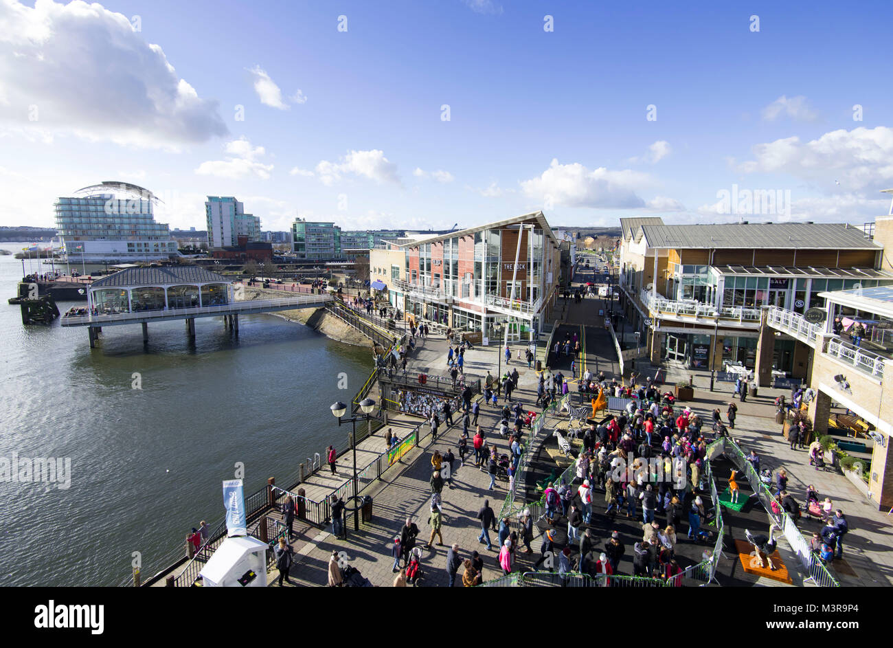 Eine allgemeine Ansicht der Mermaid Quay in Cardiff Bay an einem warmen sonnigen Tag mit blauen Himmel in Cardiff, South Wales, UK. Stockfoto