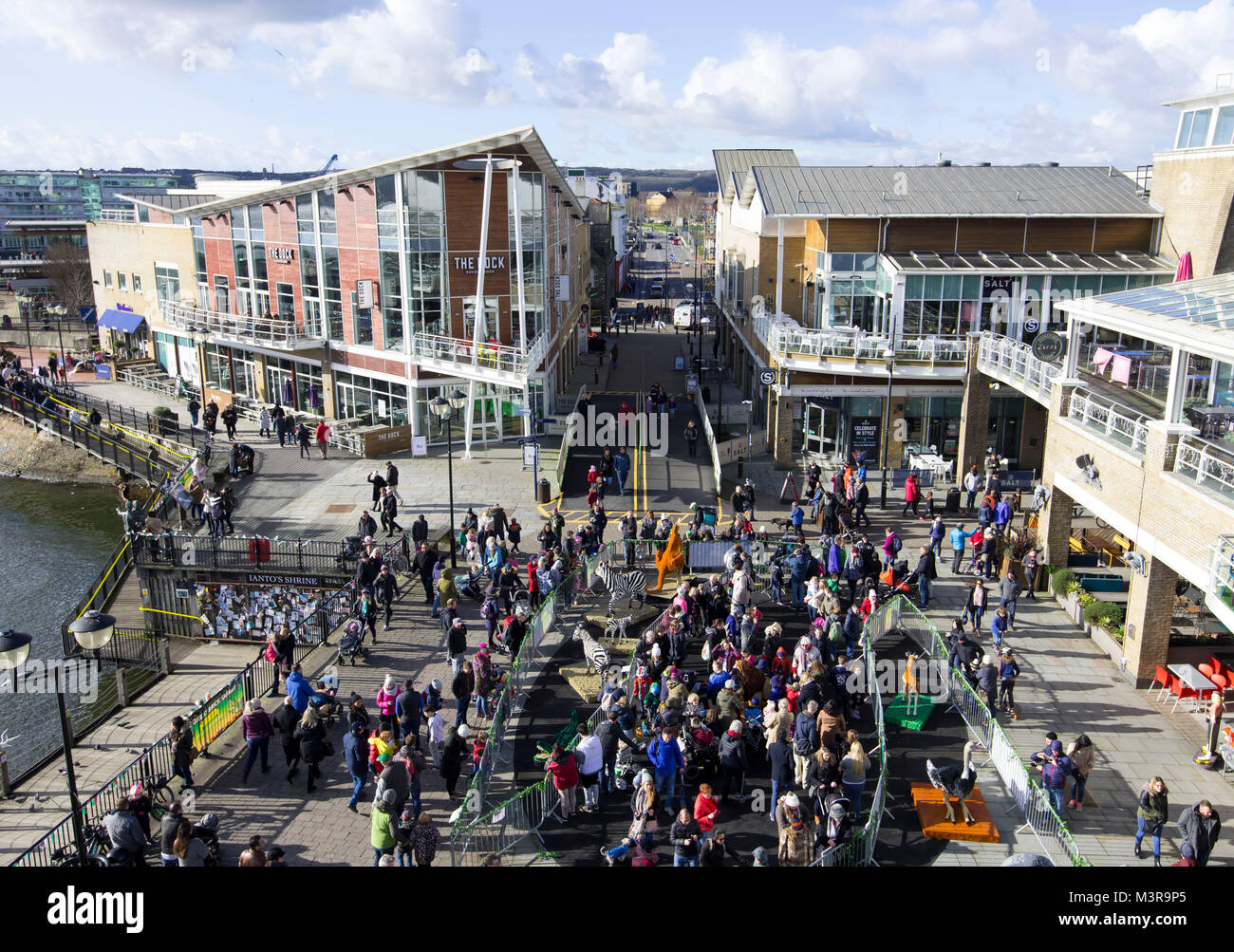 Eine allgemeine Ansicht der Mermaid Quay in Cardiff Bay an einem warmen sonnigen Tag mit blauen Himmel in Cardiff, South Wales, UK. Stockfoto