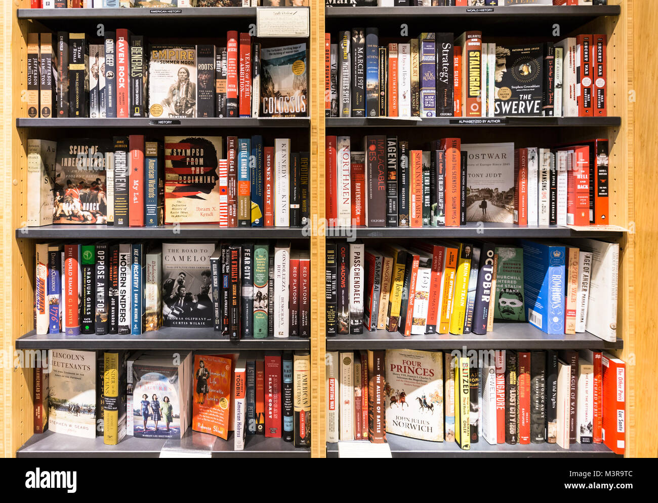 San Francisco, USA - 2. Juli 2017: Bücher über Amerikanische und Weltgeschichte sind im Regal einer Buchhandlung angezeigt. Stockfoto