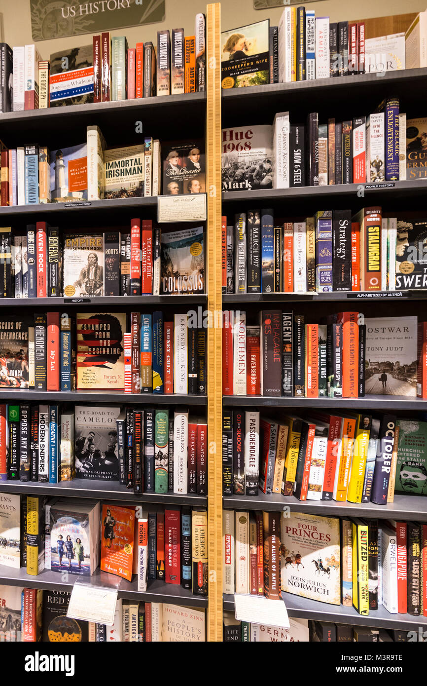 San Francisco, USA - 2. Juli 2017: Bücher über Amerikanische und Weltgeschichte sind im Regal einer Buchhandlung angezeigt. Stockfoto