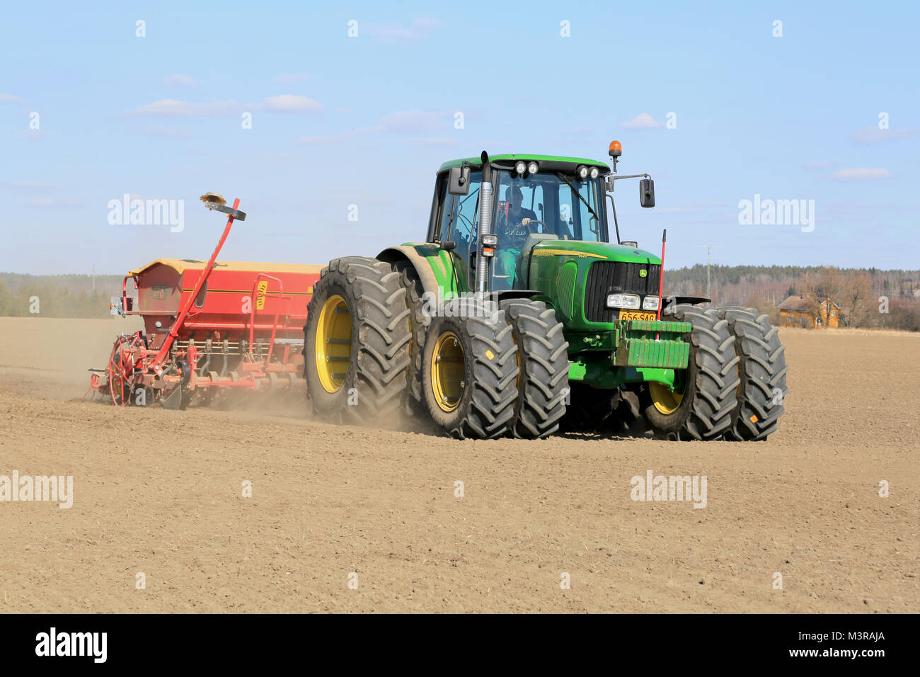 SALO, Finnland - 20 April 2014: Landwirt arbeitet das Feld mit John Deere 6620 Traktoren und Vaderstad Rapid 400C Sämaschine. Die finnischen Landwirte ar Stockfoto