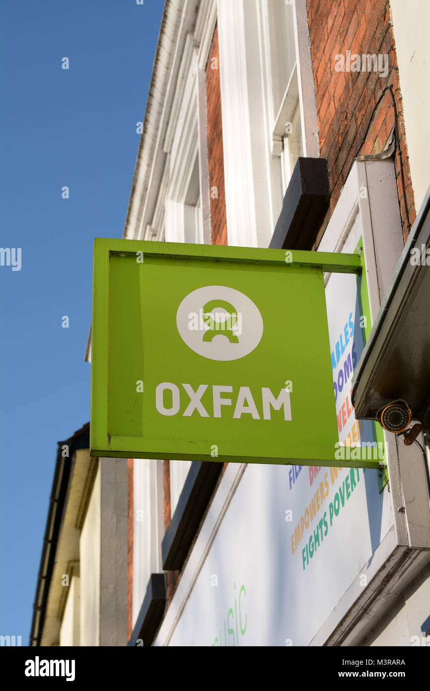 Oxfam Logo außerhalb Charity Shop Stockfoto