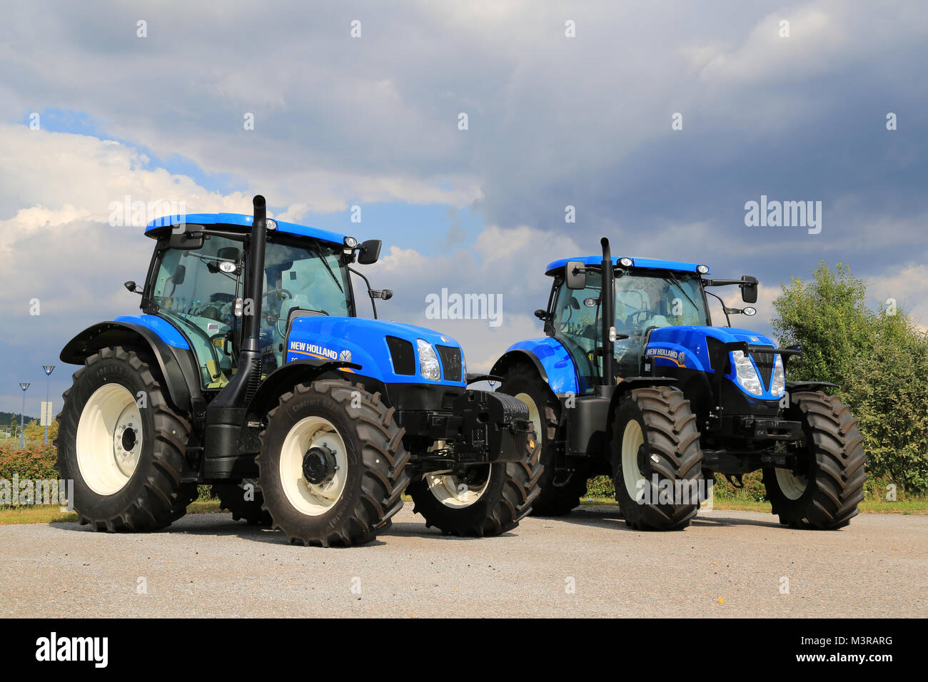 SALO, Finnland - 9 August, 2014: New Holland Landwirtschaftliche Traktoren T und 6.165 T 7.185 auf der Anzeige. New Holland feiert 50 Jahre Traktoren an Basildo Stockfoto