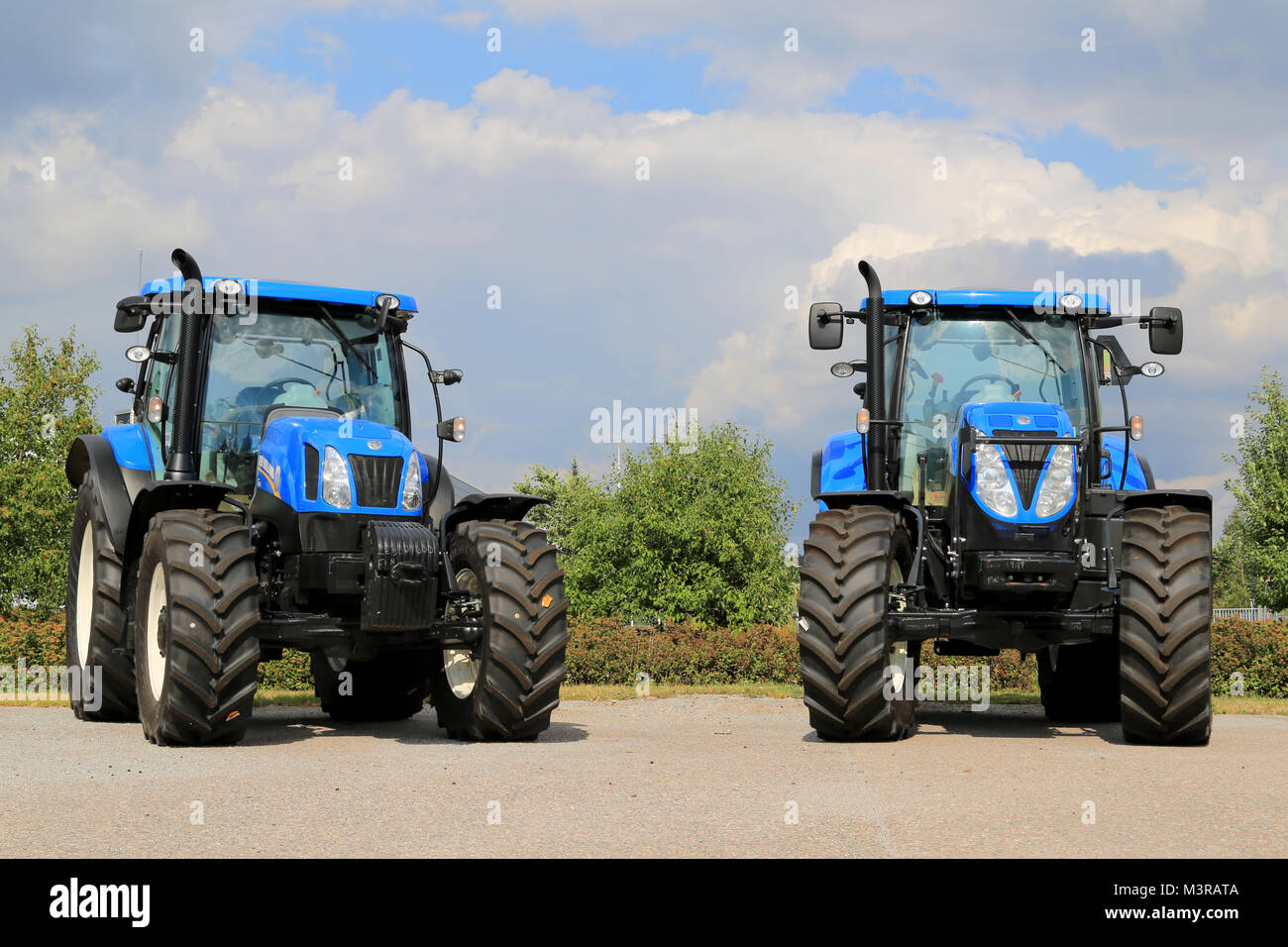 SALO, Finnland - 9 August, 2014: New Holland Landwirtschaftliche Traktoren T und 6.165 T 7.185 auf der Anzeige. New Holland feiert 50 Jahre Traktoren an Basildo Stockfoto