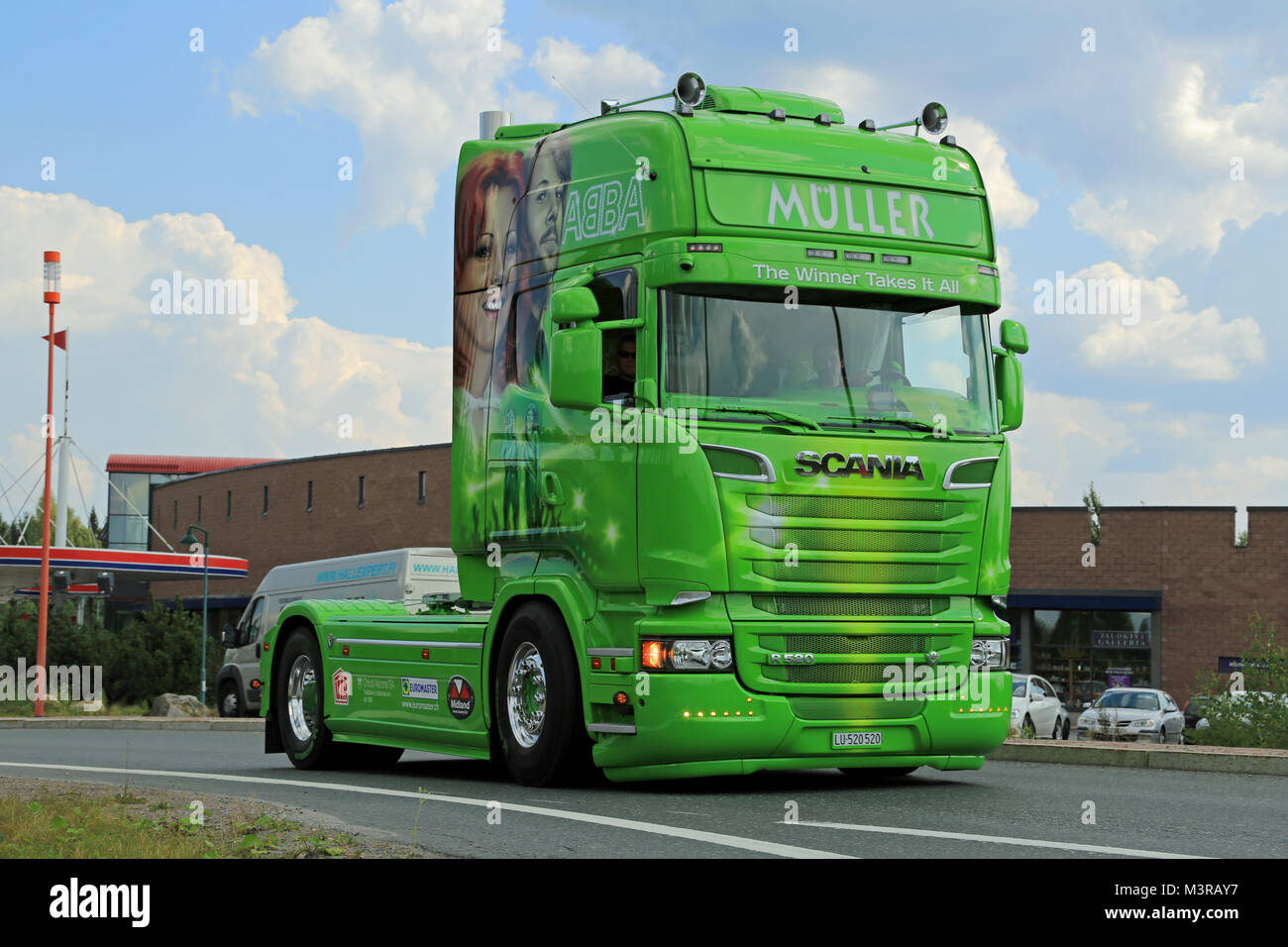 LEMPAALA, Finnland - 7. AUGUST 2014: Muller ABBA Scania R520 Der Sieger nimmt alles auf Lempaala als Teil der LKW-Konvoi nach Power Truck Show 2013 i Stockfoto