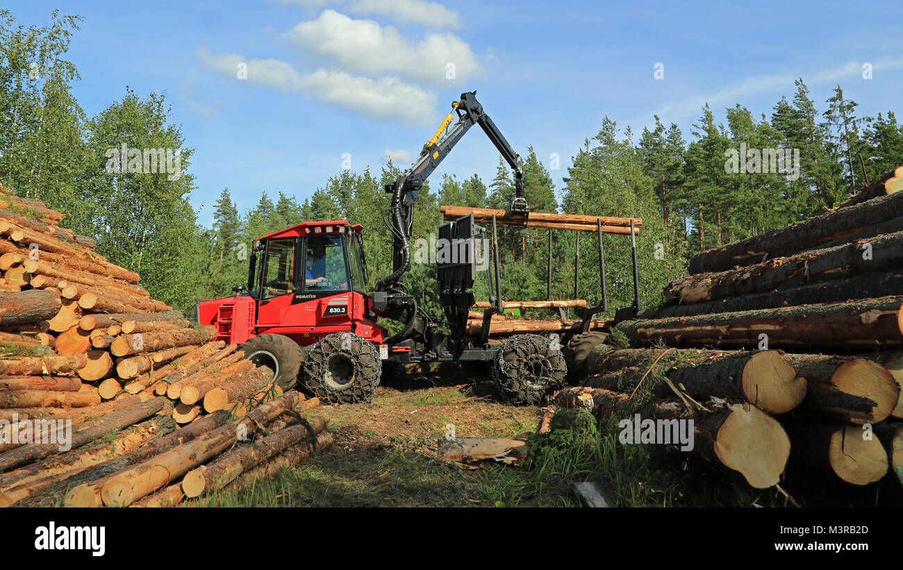 RAASEPORI, Finnland - 17. AUGUST 2014: Unbekannter Maschinenbediener Stacking von bis Holz mit Komatsu 830.3 Forwarder. Ca. 95% der finnischen Produktion Fores Stockfoto