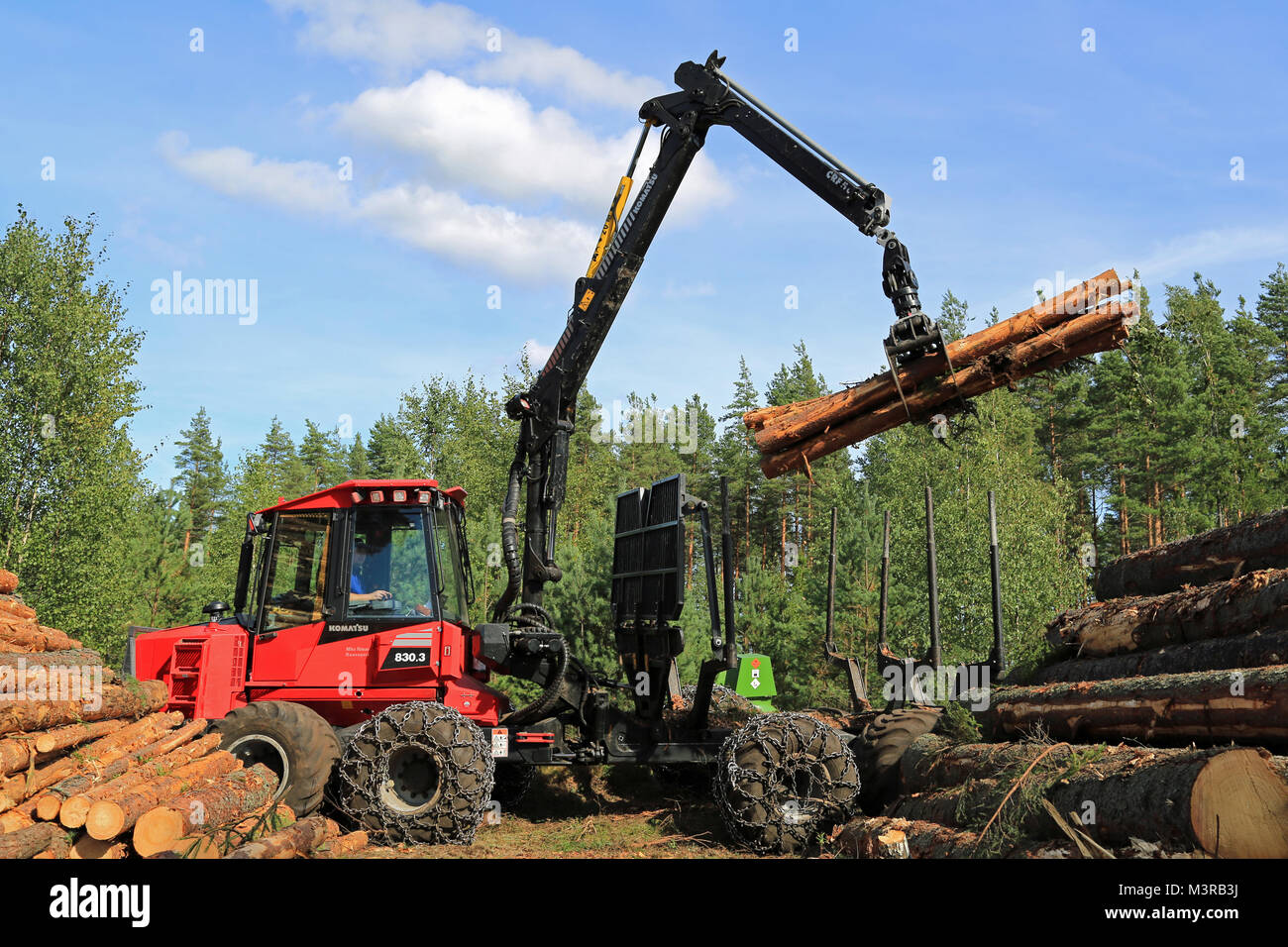 RAASEPORI, Finnland - 17. AUGUST 2014: Unbekannter Maschinenbediener Stacking von bis Holz mit Komatsu 830.3 Forwarder. Ca. 95% der finnischen Produktion Fores Stockfoto