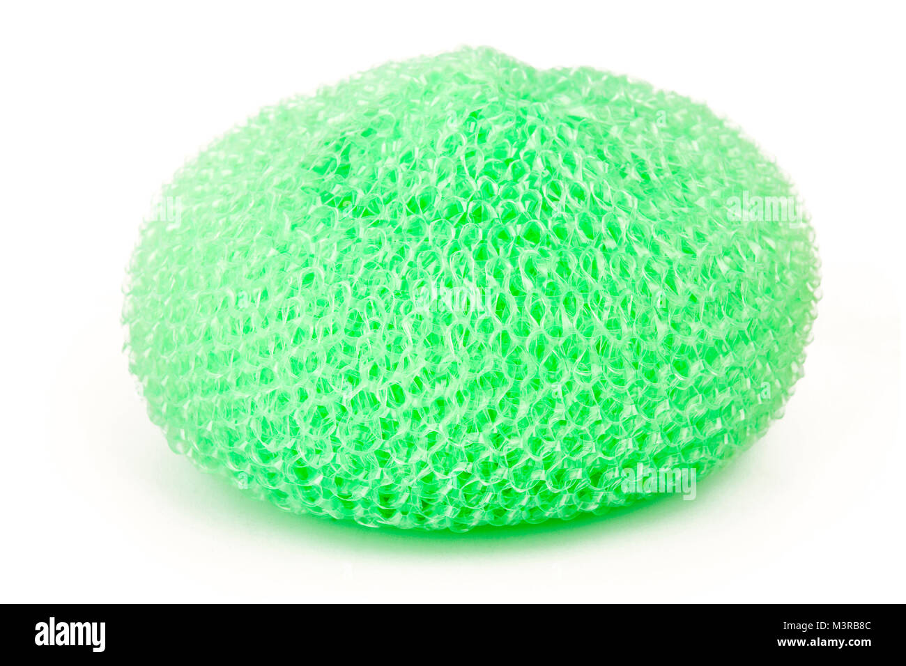 Grün leuchtende Kunststoff topfreiniger auf weißem Hintergrund Stockfoto