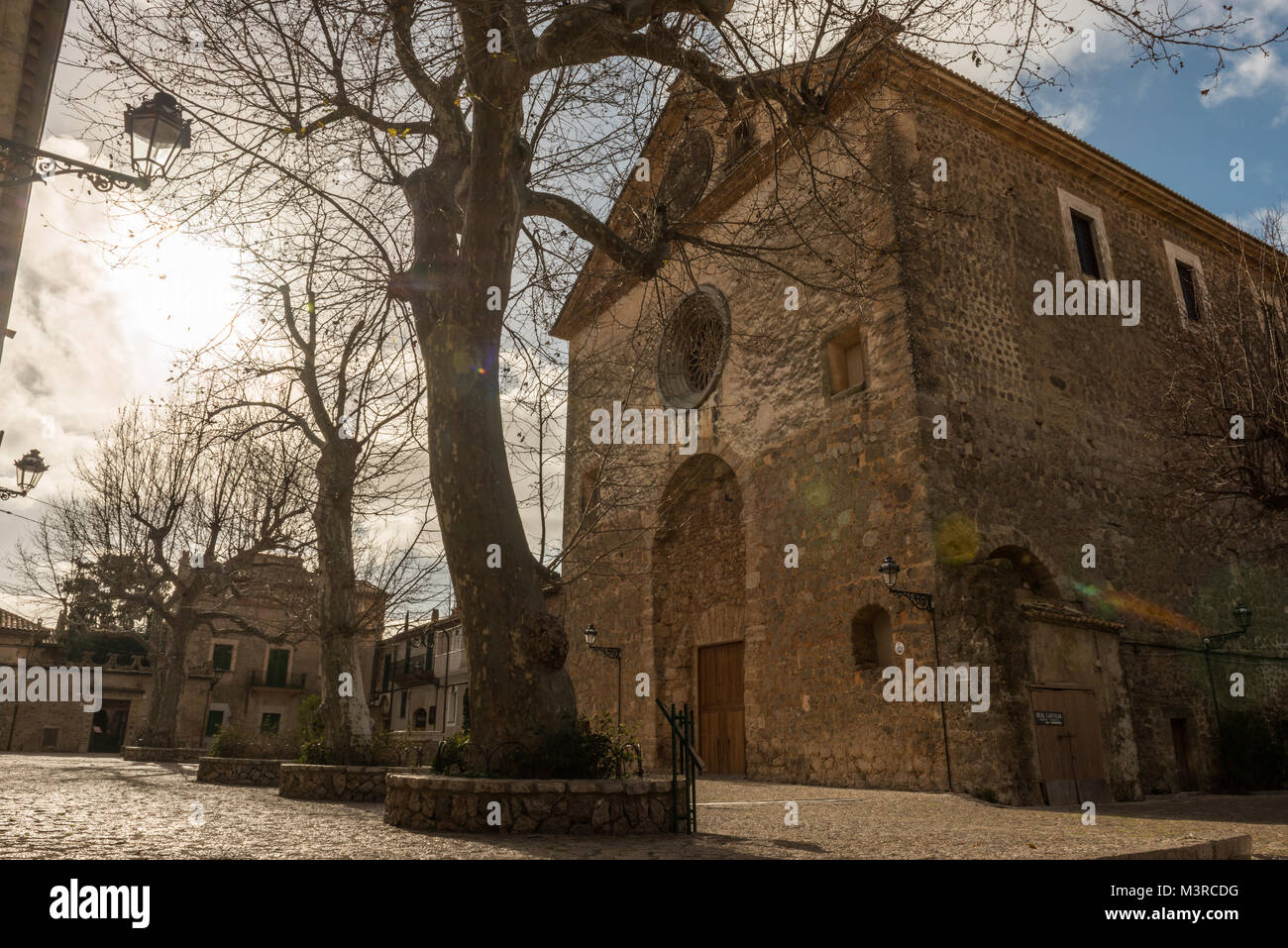 Blick auf einige der alten Häuser in Valldemossa Dorf im Norden der Insel Mallorca Stockfoto