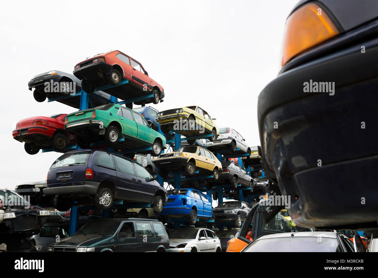 Autowracks am Schrottplatz Stockfoto