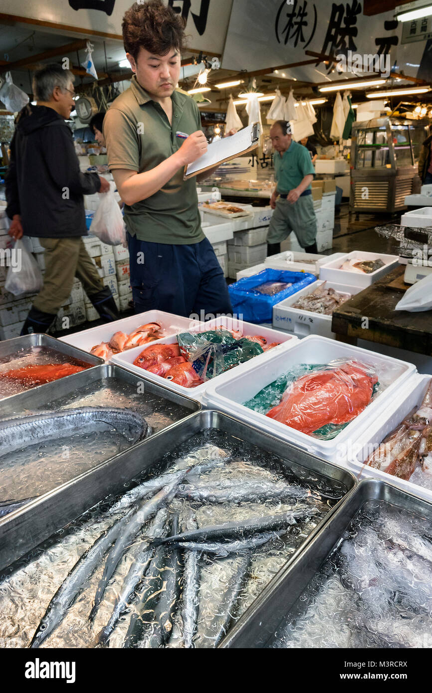 Japan, Insel Honshu, Kanto, Tokio, Tsukiji Fischmarkt, Geschäfte. Stockfoto
