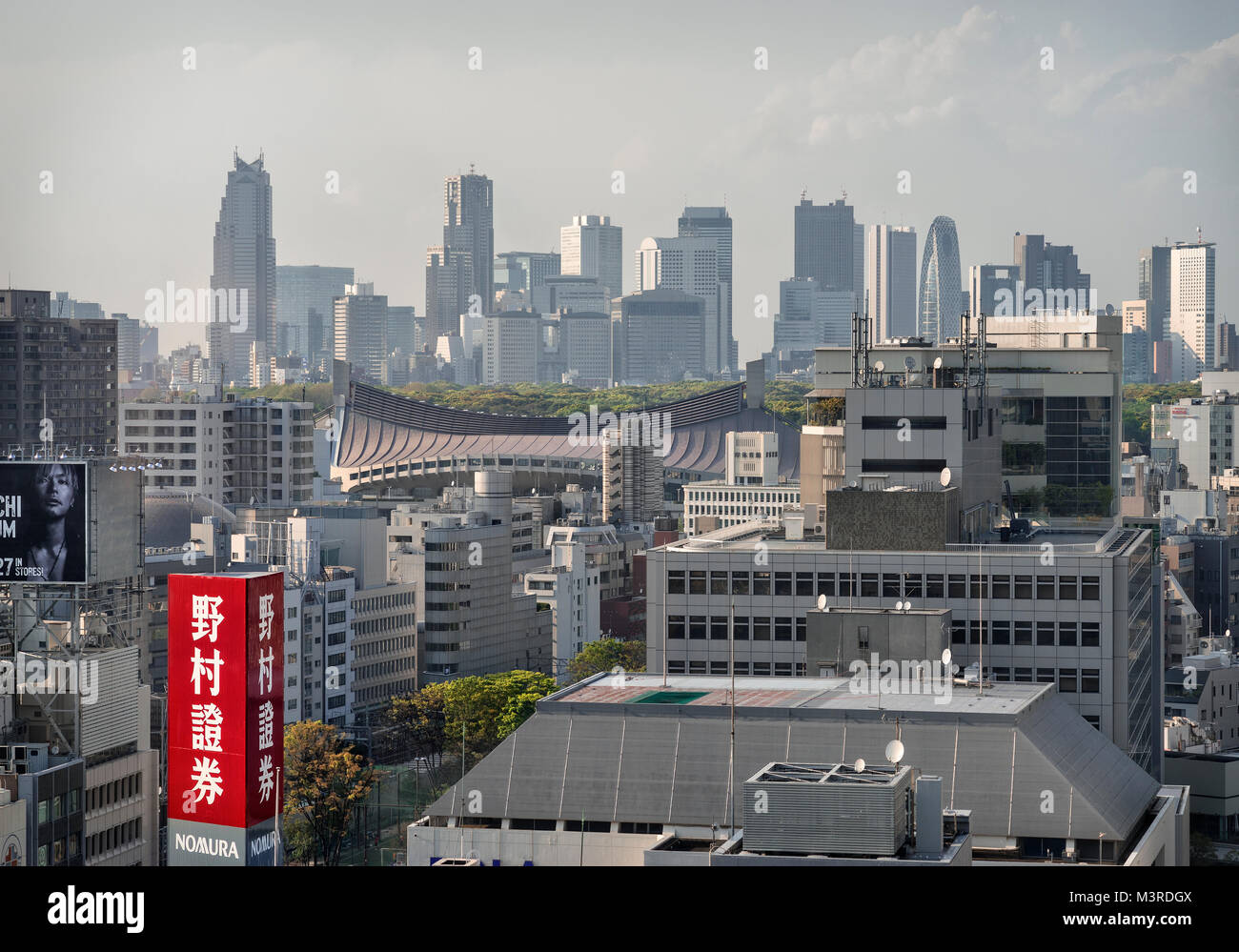 Japan, Insel Honshu, Kanto, Tokio, die Skyline in Richtung Shinjuku. Stockfoto