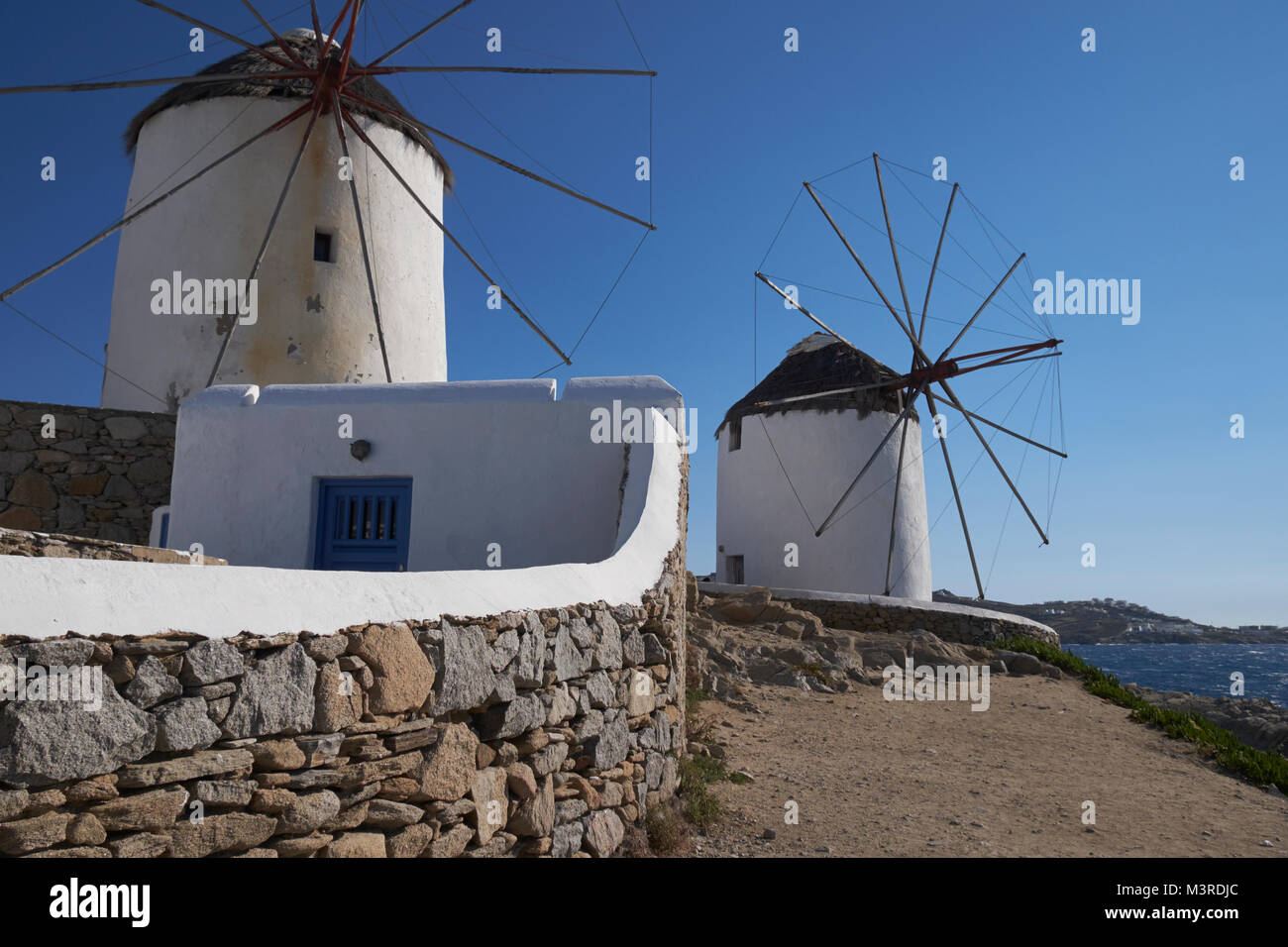 Iconic Windmühlen mit Blick auf die Stadt Mykonos (Chora), Kykladen, Ägäis, Griechenland. Stockfoto