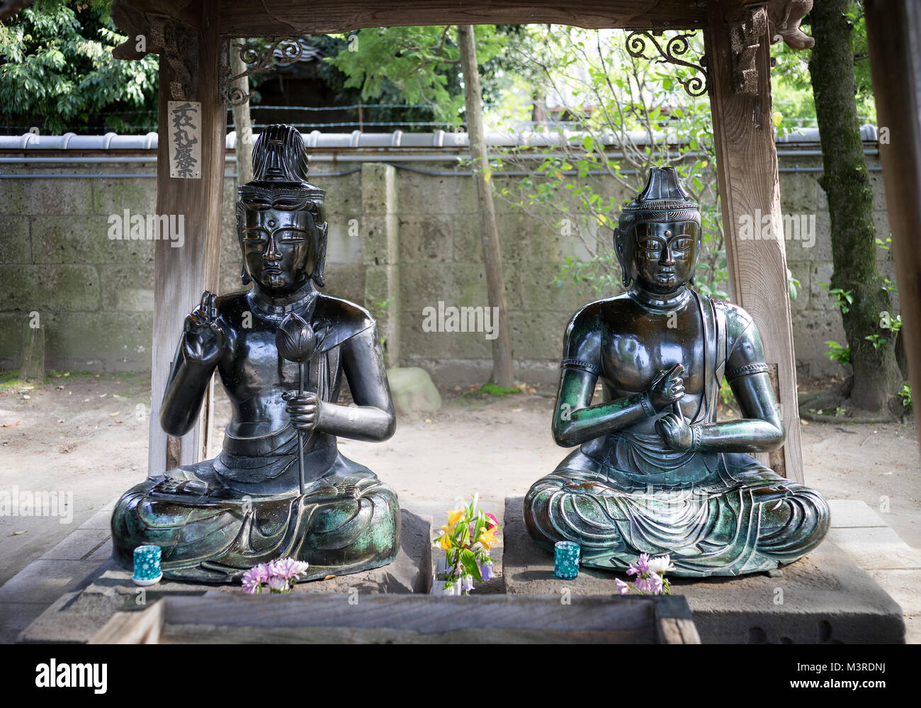 Japan, Insel Honshu, Kanto, Shibamata, buddah Statuen in einem Schrein. Stockfoto