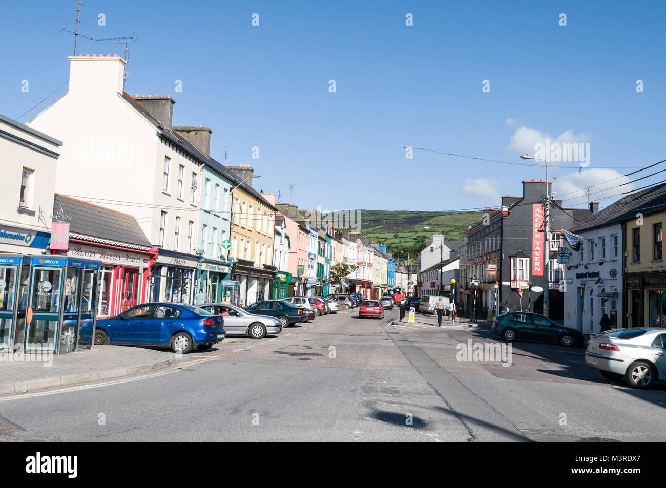 Eine Reihe von Geschäften in der Neuen Straße, Bantry, Irland Stockfoto