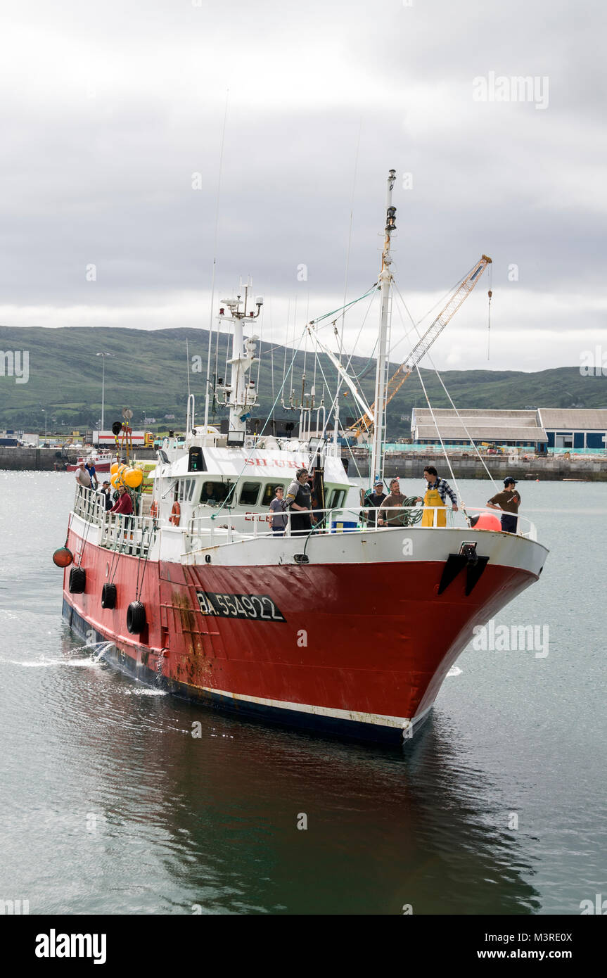 Ein fischtrawler betritt den Hafen in Castletownbere auf der Beara Halbinsel. Südirland Castletownbere ist der größte Weiße Fischerhafen in I Stockfoto