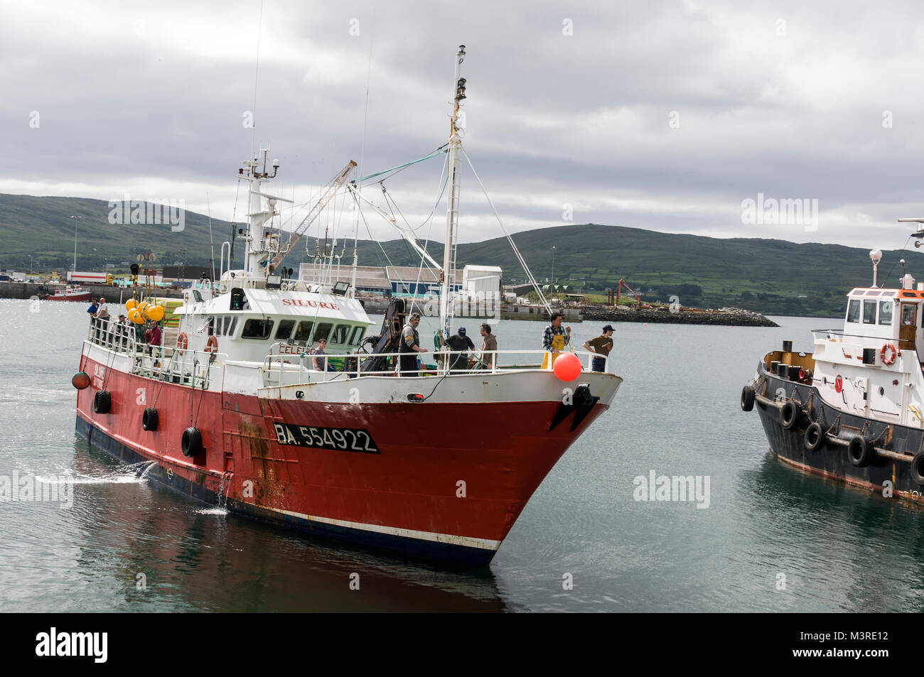 Ein fischtrawler betritt den Hafen in Castletownbere auf der Beara Halbinsel. Süden Irlands. Castletownbere ist der größte Fischereihafen in Weiß Stockfoto