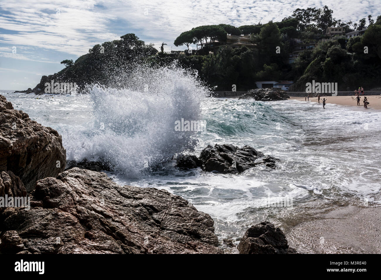 Bucht von Cala Francesc bei Blanes an der Costa Brava bei stürmischem Wetter, Sandbaai Stockfoto