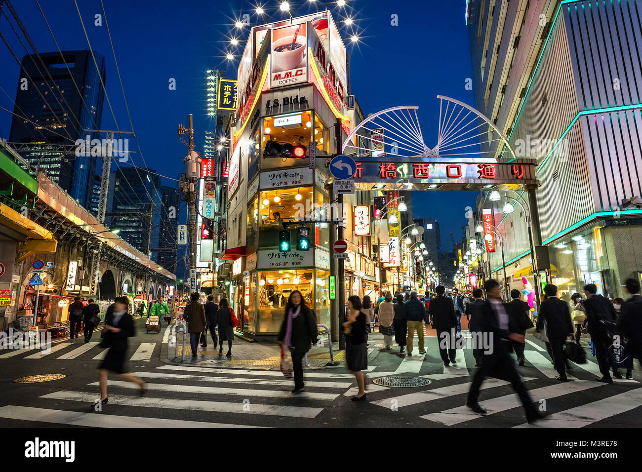 Japan, Insel Honshu, Kanto, Tokio, durch die Straßen in der Nacht. Stockfoto