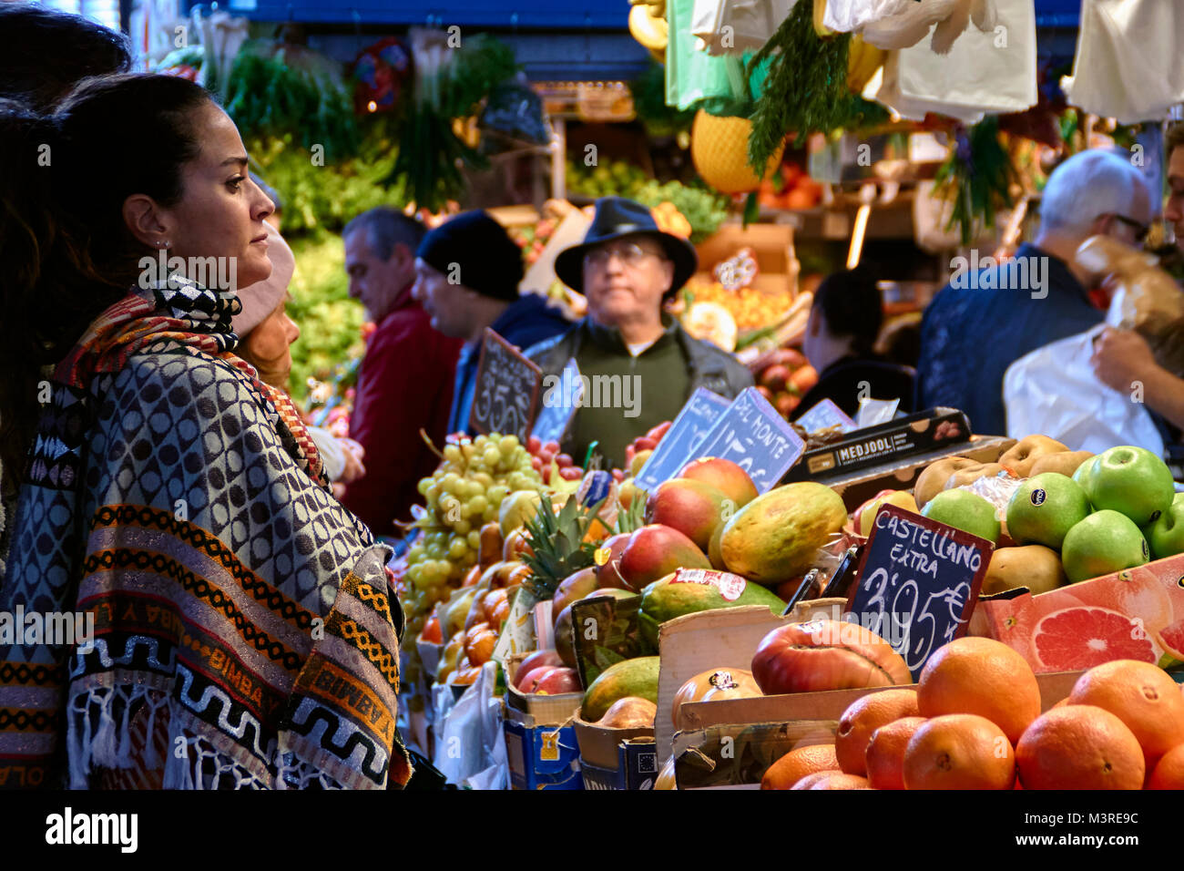 Ziemlich spanisch Frau an Früchten im Atarazanas Market Hall in Malaga suchen Stockfoto