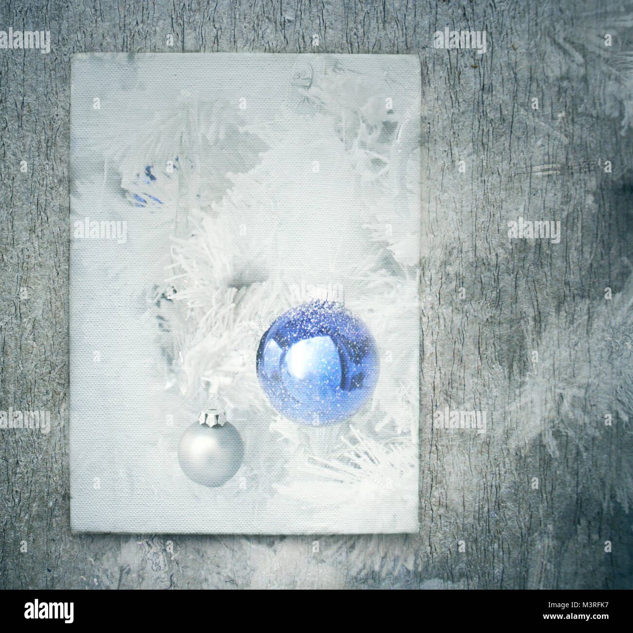 Hintergrund Weihnachten Karte mit mit Weihnachtskugeln und eisigen Dekoration Stockfoto