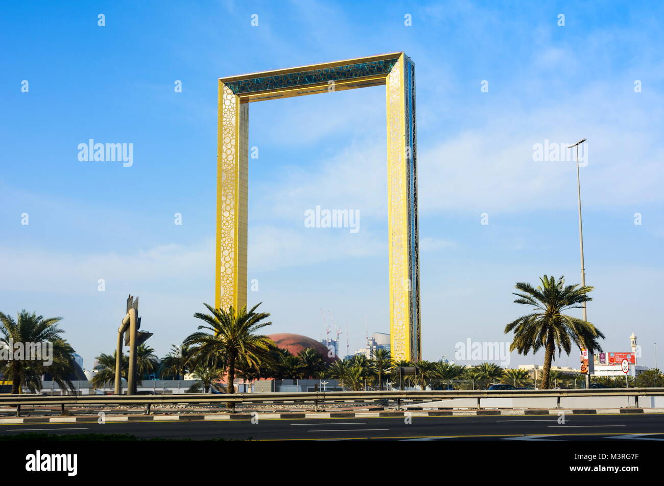 Dubai, Vereinigte Arabische Emirate, 11. Februar 2018: Dubai Frame Gebäude gegen den blauen Himmel. Der Rahmen misst 150 Meter hoch und 93 Meter breit und seine n Stockfoto