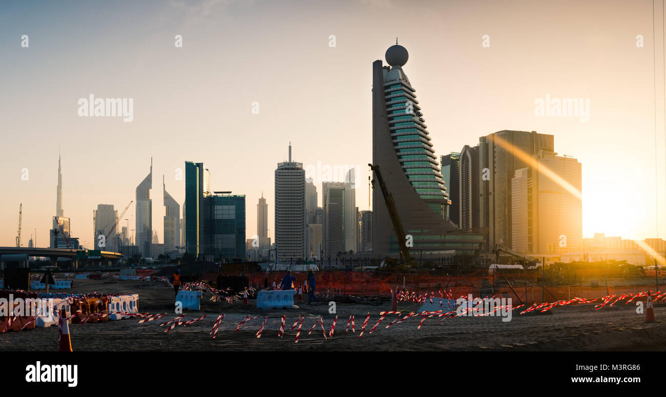 Dubai, Vereinigte Arabische Emirate, 11. Februar 2018: Dubai Stadt Blick von der Baustelle bei Sonnenuntergang. Dubai wird ständig erweitert mit l Stockfoto