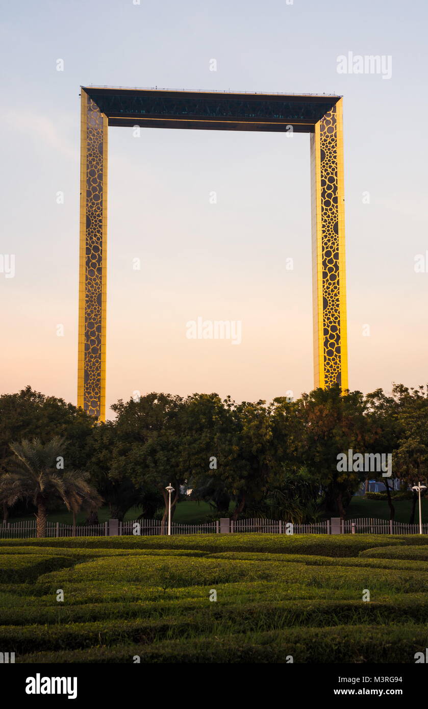 Dubai, Vereinigte Arabische Emirate, 11. Februar 2018: Dubai Frame Gebäude mit Palmen bei Sonnenuntergang. Der 150 Meter hohe und 93 Meter breite Stockfoto
