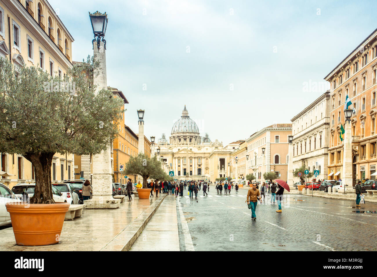 Der Basilika St. Peter Blick von der Via della Conciliazione in der Vatikanstadt Rom Italien Winter Reisen Europa Stockfoto