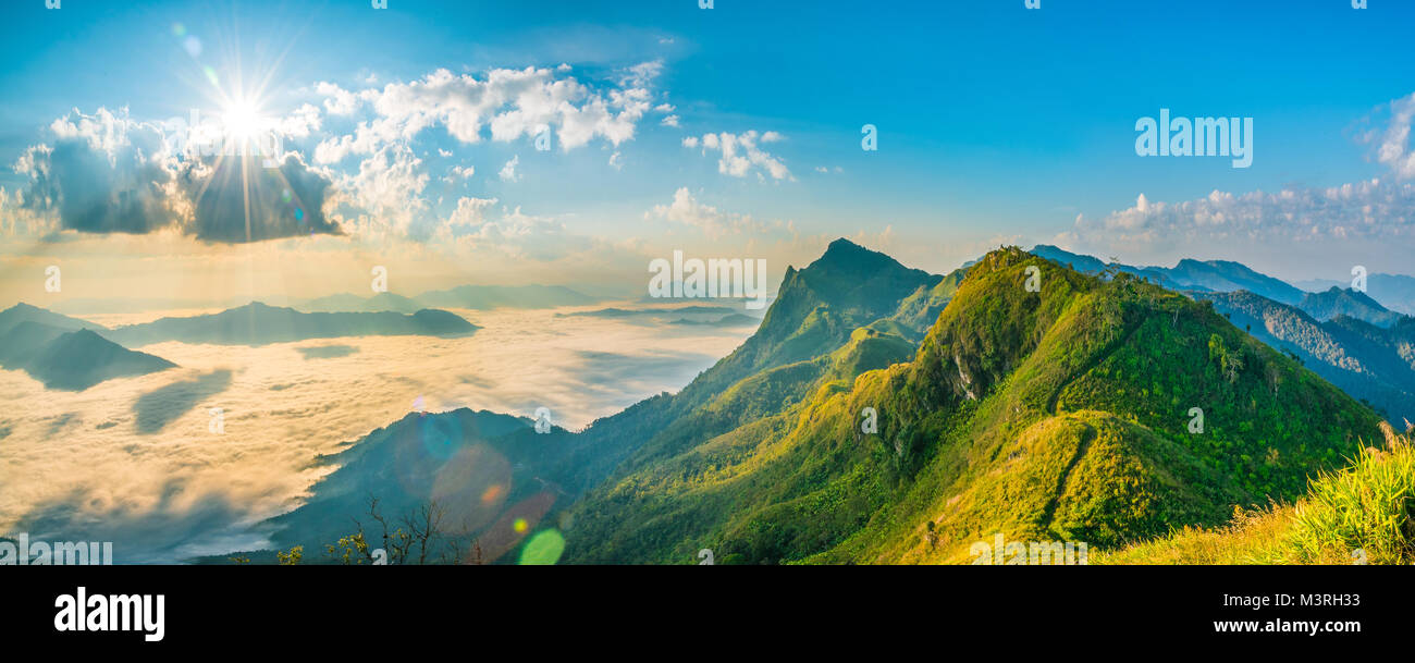 Gebirge Landschaft Natur Sommer oder Frühling Hintergrund mit Sonnenstrahlen blauer Himmel, Doi pha Tang, chiangrai, Thailand Stockfoto