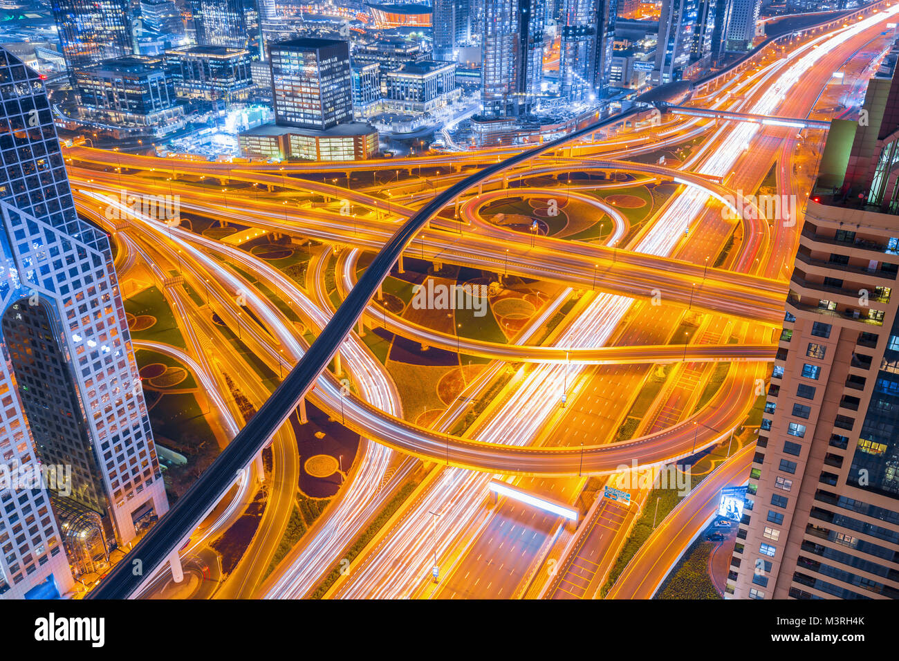 Sheikh Zayed Road in der modernen Stadt Dubai, Dubai, Vereinigte Arabische Emirate Stockfoto