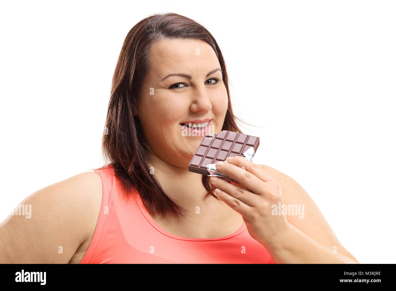 Übergewichtige Frau Schokolade essen auf weißem Hintergrund Stockfoto