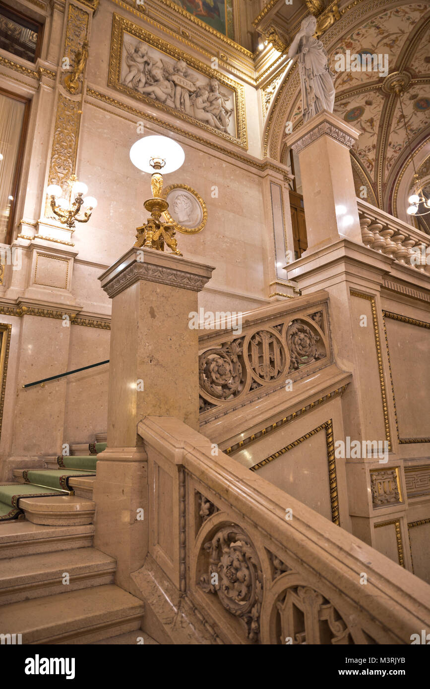 Wien, ÖSTERREICH - Februar, 2018: Innenraum der Wiener Staatsoper mit prächtigen Treppe im Eingangsbereich. Stockfoto