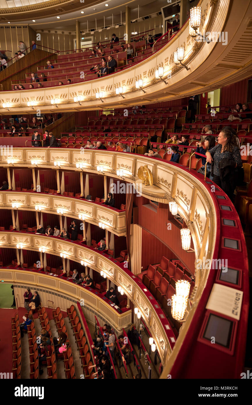 Wien, ÖSTERREICH - Februar, 2018: Innenraum der Wiener Staatsoper Auditorium mit Publikum bereit für die Leistung. Stockfoto