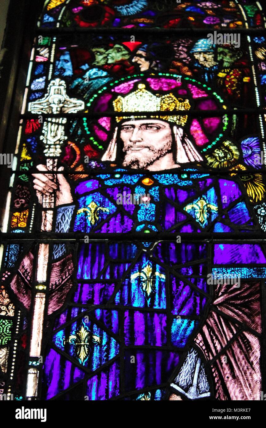 Glasmalerei Figuren in einer kleinen Kirche von Harry Clarke in Irland Stockfoto