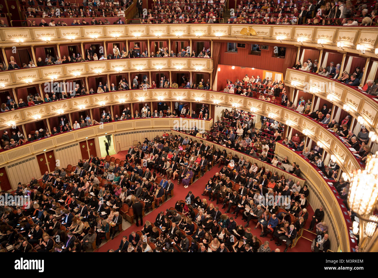 Wien, ÖSTERREICH - Februar, 2018: Innenraum der Wiener Staatsoper Auditorium mit Publikum bereit für die Leistung. Stockfoto
