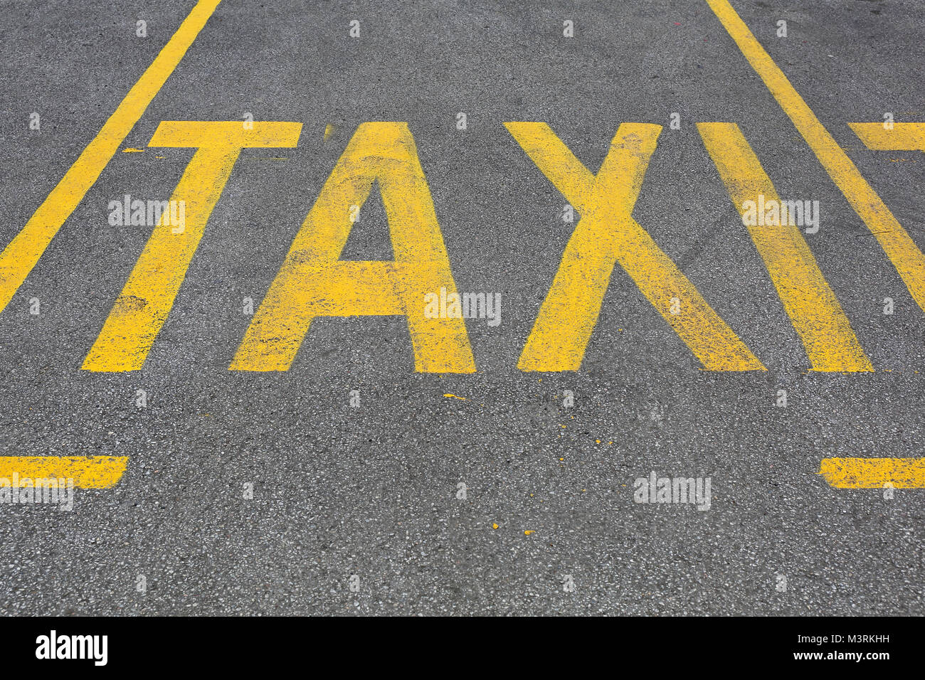 Gelbes Taxi Schild Parkplatz auf der Straße Stockfoto