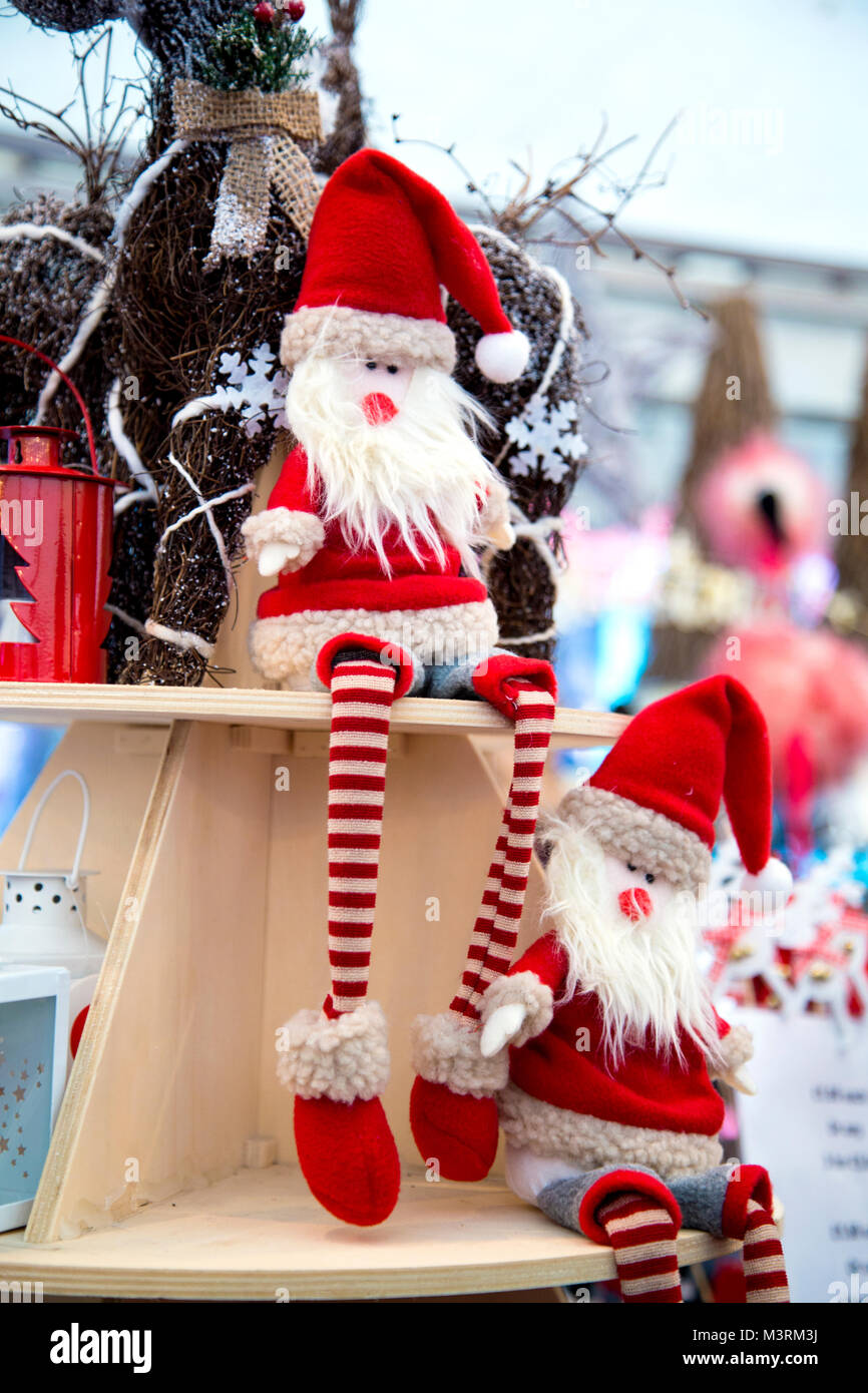 Santa Claus Dekorationen an den skandinavischen Weihnachtsmarkt, London, UK Stockfoto