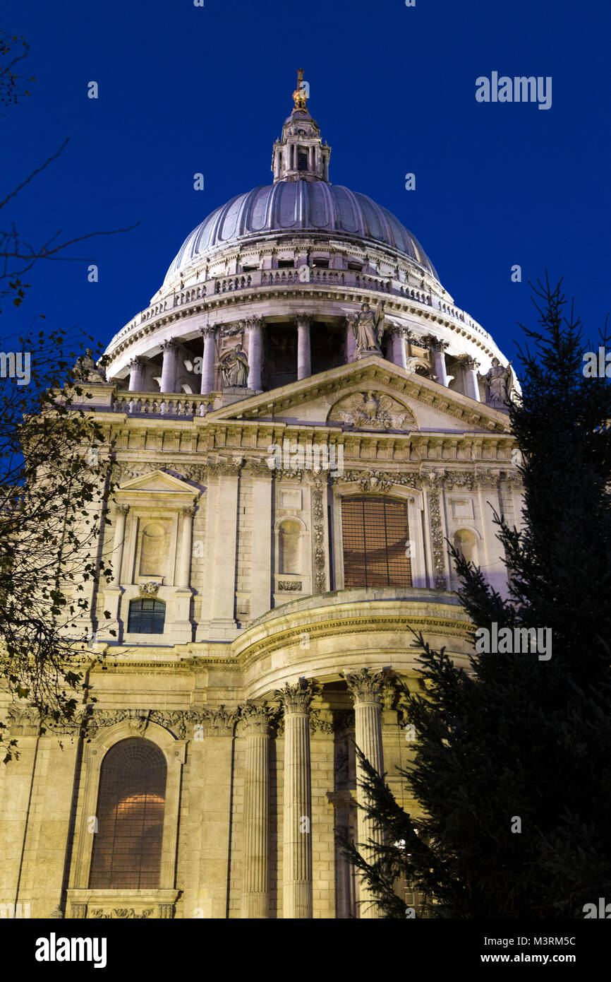 Die Kuppel der St. Paul's Kathedrale bei Nacht beleuchtet, London, UK Stockfoto